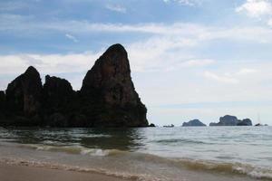 voyage à krabi, thaïlande. la vue panoramique sur la côte de la mer et les falaises de la plage de Railay. photo