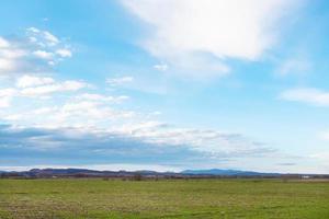 ciel bleu sur les champs agricoles d'hiver au printemps photo
