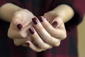 gros plan de donner des mains féminines. faible profondeur de champ avec photo