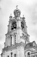 Croix de l'église chrétienne dans la haute tour du clocher pour la prière photo