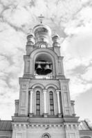 Croix de l'église chrétienne dans la haute tour du clocher pour la prière photo