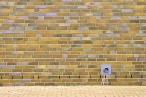 vue détaillée sur une texture colorée de mur de briques anciennes et altérées comme arrière-plan panoramique. photo