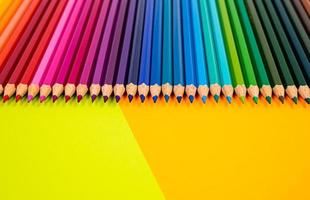 crayons multicolores sur fond multicolore, gros plan, espace de copie, art moderne. Design moderne photo