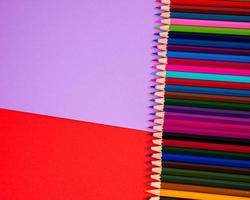 crayons multicolores sur fond multicolore, gros plan, espace de copie, art moderne. Design moderne photo