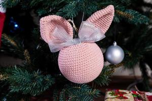 passe-temps créatif de bricolage. fabrication d'ornements et de boules de noël artisanaux faits à la main avec un sapin en feutre. loisirs de la femme, décorations de vacances. gros plan de mains féminines sur fond de bois blanc photo