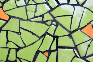 un mur de pièces en céramique de couleur verte et orange pour le fond. photo