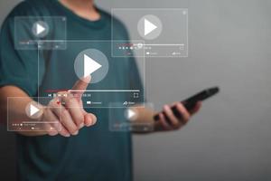 streaming de films en ligne avec smartphone. les gens regardent un film sur un téléphone portable avec un service de lecteur vidéo imaginaire. lecture de vidéo en ligne, streaming en ligne. rechercher des vidéos sur des plateformes en ligne. photo