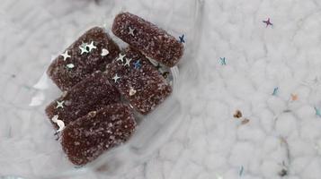 Bonbons à la gelée recouverts de sucre dans un bol en verre photo