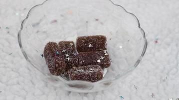 Bonbons à la gelée recouverts de sucre dans un bol en verre photo