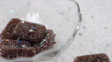 Bonbons à la gelée recouverts de sucre dans un bol en verre photo