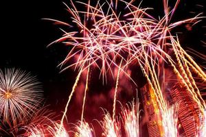 fête du nouvel an, foule et feux d'artifice colorés près de la rivière, thaïlande photo