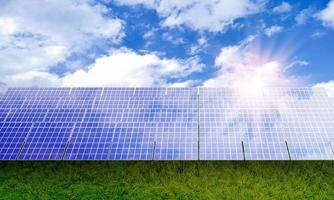 cellules solaires à énergie naturelle. vue de face de fond isométrique de grands panneaux solaires sur l'herbe verte avec fond de ciel. concept de bon système solaire d'énergie renouvelable. illustration de rendu 3d photo