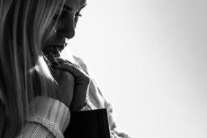 mains de femme priant Dieu avec la bible. une femme prie pour que Dieu bénisse de souhaiter avoir une vie meilleure. demander pardon et croire en la bonté. prière de crise de la vie chrétienne à dieu. photo