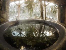 bain à remous dans les montagnes enneigées photo