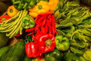 composition avec un assortiment de légumes biologiques crus. Libre d'épicerie aux tons chauds photo