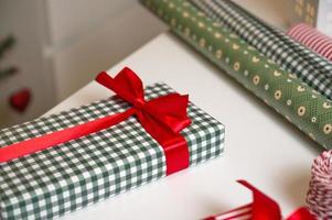 cadeaux de noël avec ruban rouge sur table, fond de noël photo