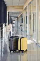 valises noires et blanches dans le hall de l'aéroport pendant la journée photo