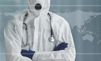 carte du monde numérique sur l'image. Médecin scientifique de sexe masculin en blouse de laboratoire et masque debout à l'intérieur photo
