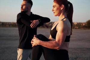 femme et homme ont une journée de remise en forme sur la route le soir ensemble photo