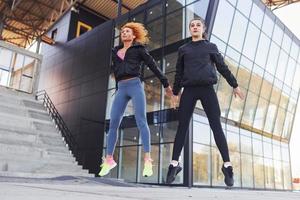 deux amies avec des corps sportifs ont une journée de remise en forme à l'extérieur photo