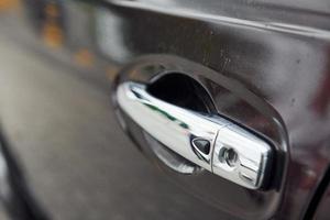 vue rapprochée de la poignée de porte de l'automobile de couleur argent. surface polie photo