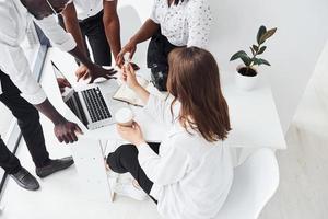 groupe de gens d'affaires afro-américains travaillant ensemble au bureau photo