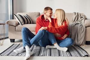 proximité des gens. jeune couple charmant ensemble à la maison passer le week-end et les vacances ensemble photo