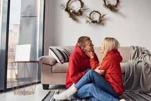 proximité des gens. jeune couple charmant ensemble à la maison passer le week-end et les vacances ensemble photo