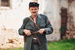 ternopil, ukraine - juin 2020 upa tournage d'un film de l'armée insurrectionnelle ukrainienne. photos des coulisses. vieux soldat