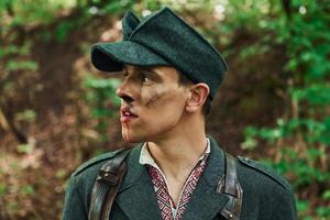ternopil, ukraine - juin 2020 upa tournage d'un film de l'armée insurrectionnelle ukrainienne. photos des coulisses. jeune homme avec du sang sur le visage