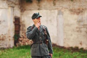 ternopil, ukraine - juin 2020 upa tournage d'un film de l'armée insurrectionnelle ukrainienne. photos des coulisses. jeune soldat qui fume