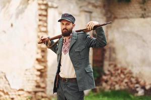 ternopil, ukraine - juin 2020 upa tournage d'un film de l'armée insurrectionnelle ukrainienne. photos des coulisses. jeune soldat avec arme près du vieux bâtiment