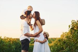 famille de quatre personnes passant du temps libre sur le terrain aux beaux jours de l'été photo