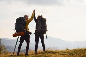 couple a conquis cette colline. majestueuses montagnes des carpates. beau paysage de nature intacte photo