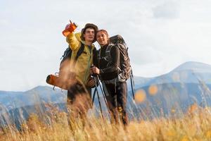 de beaux jeunes voyagent ensemble. majestueuses montagnes des carpates. beau paysage de nature intacte photo