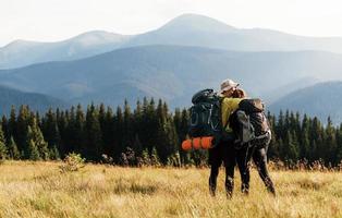 les gens découvrent de nouvelles terres. majestueuses montagnes des carpates. beau paysage de nature intacte photo