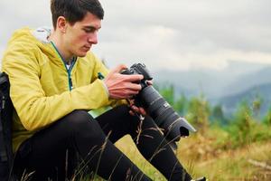 jeune photographe fait des photos. majestueuses montagnes des carpates. beau paysage de nature intacte photo