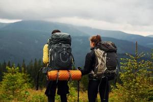 vue de dos de jeunes voyageurs. majestueuses montagnes des carpates. beau paysage de nature intacte photo