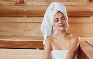 belle jeune femme se reposer dans le sauna. conception de soins du corps photo