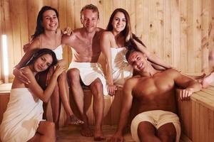 groupe de jeunes ensemble dans un sauna. conception de vacances et week-end photo