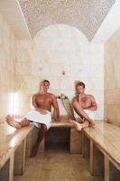 deux amis masculins ensemble dans un sauna. conception de vacances et week-end photo