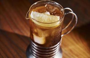 glaçons à l'intérieur. vue rapprochée du cocktail d'été frais sur la table en bois photo