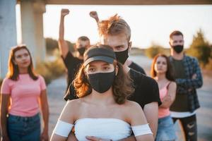 couple s'embrassant. groupe de jeunes protestataires qui se tiennent ensemble. militant pour les droits de l'homme ou contre le gouvernement photo