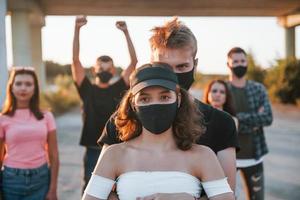 couple s'embrassant. groupe de jeunes protestataires qui se tiennent ensemble. militant pour les droits de l'homme ou contre le gouvernement photo