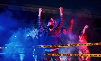 nuit d'émeute. groupe de jeunes protestataires qui se tiennent ensemble. militant pour les droits de l'homme ou contre le gouvernement photo