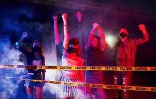 nuit d'émeute. groupe de jeunes protestataires qui se tiennent ensemble. militant pour les droits de l'homme ou contre le gouvernement photo