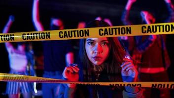 belle femme près de la frontière de la police. groupe de jeunes protestataires qui se tiennent ensemble. militant pour les droits de l'homme ou contre le gouvernement photo