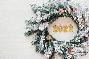 bonne et heureuse année 2020. vue de dessus de la texture festive de noël avec des décorations photo