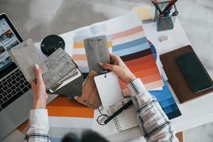 vue de dessus. la jeune travailleuse indépendante est à l'intérieur de la maison pendant la journée photo