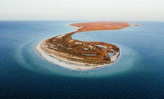 belle terre. vue aérienne de l'île de jarilgach en ukraine. paysages majestueux photo